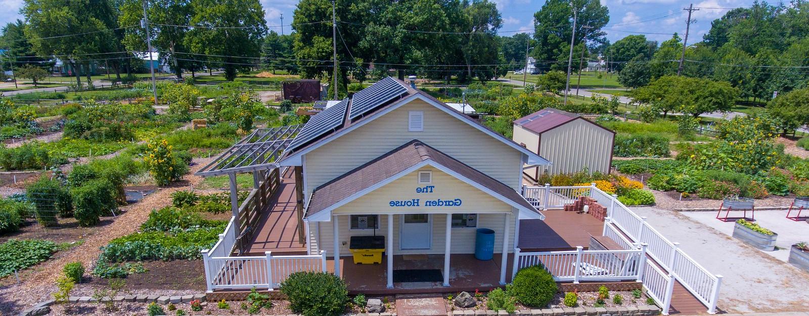 屋顶右侧有太阳能板的黄色房子